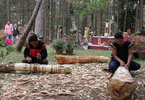 Grave statues of the Bana - ảnh 3